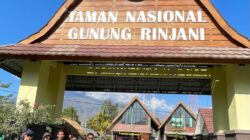 Rinjani Clean Up Trek : Upaya FEBI UIN Mataram Jaga Keindahan dan Kelestarian Gunung Rinjani