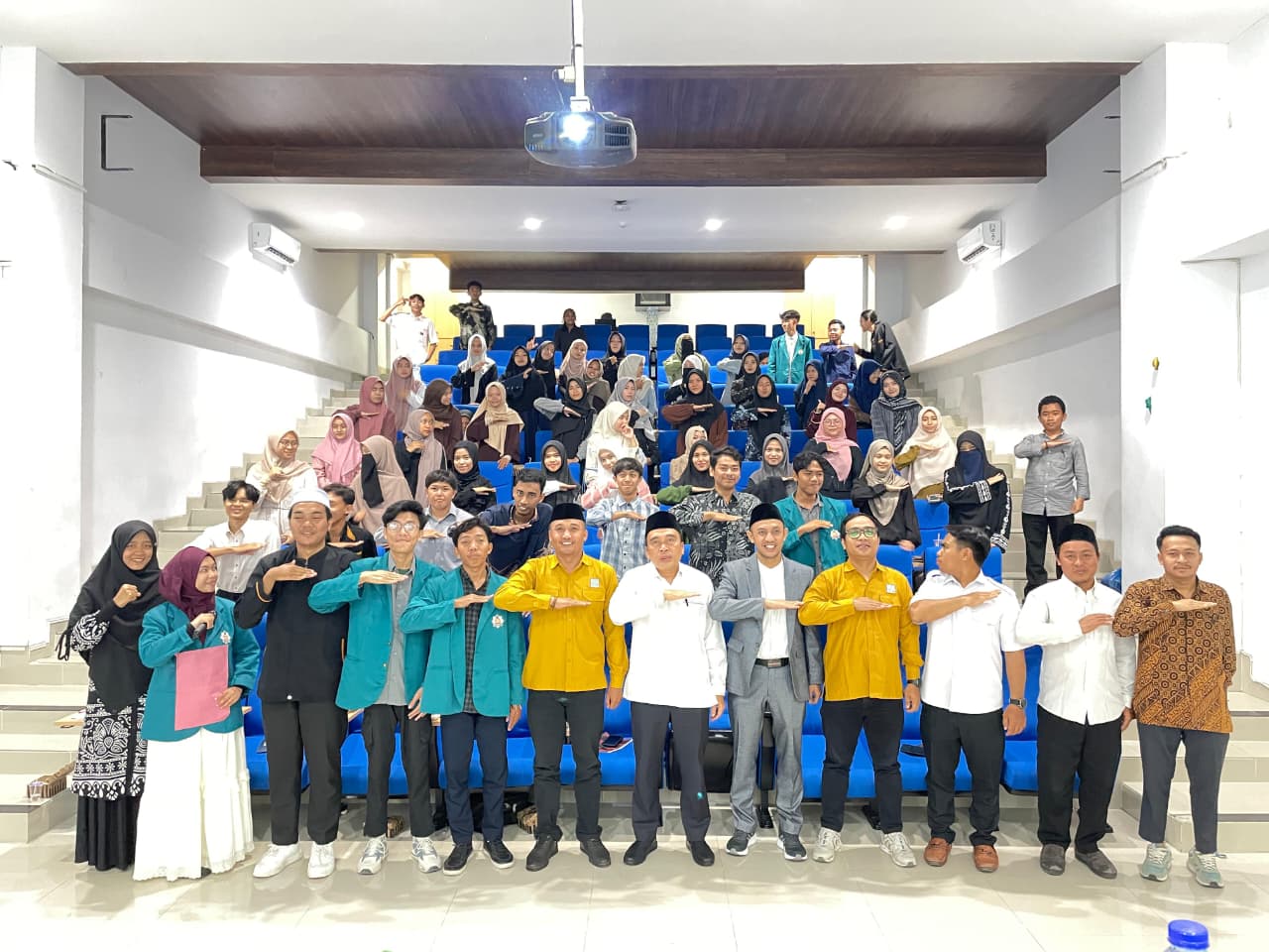 Foto : Prof. Dr. H. Jumarim, M.H.I (Wakil Rektor III) beserta narasumber dan pengurus RMB UIN Mataram