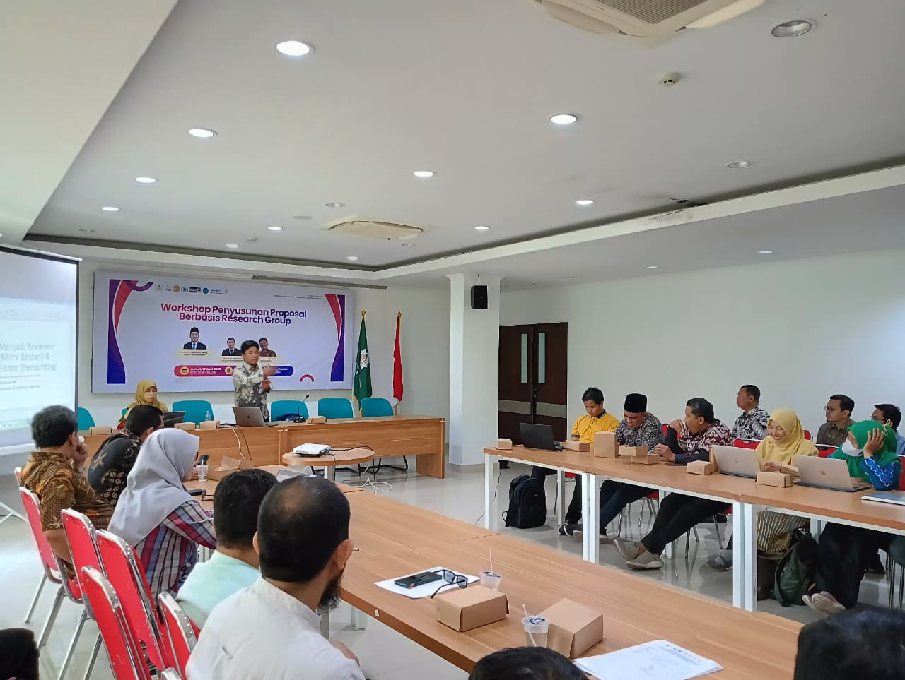 Peserta mengikuti Workshop Penyusunan Proposal Berbasis Research Group di Training Center UIN Mataram.